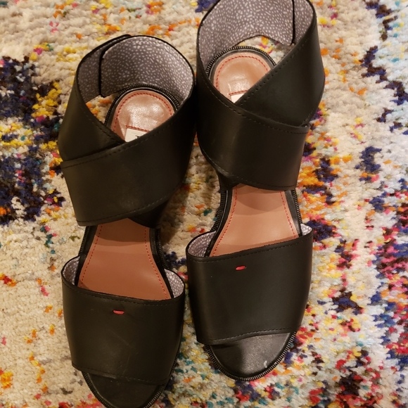 Ellen Degeneres Sandals - Picture 2 of 8